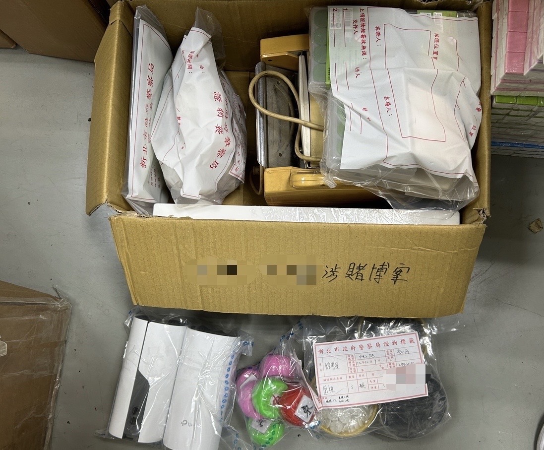警方已將現場查扣的大批證物隨案移送。(圖／警中和分局提供)
