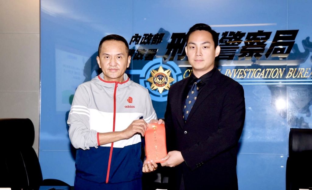 愛爾麗總裁常如山頒發破案獎金給破案有功人員。(記者林金聖翻攝)