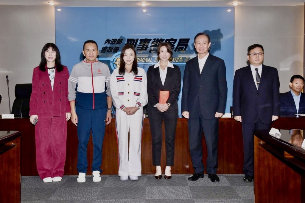 愛爾麗醫美集團總裁常如山、總經理劉貞華及執行長劉怡萱今親至刑事局頒發破案獎金。(記者林金聖翻攝)