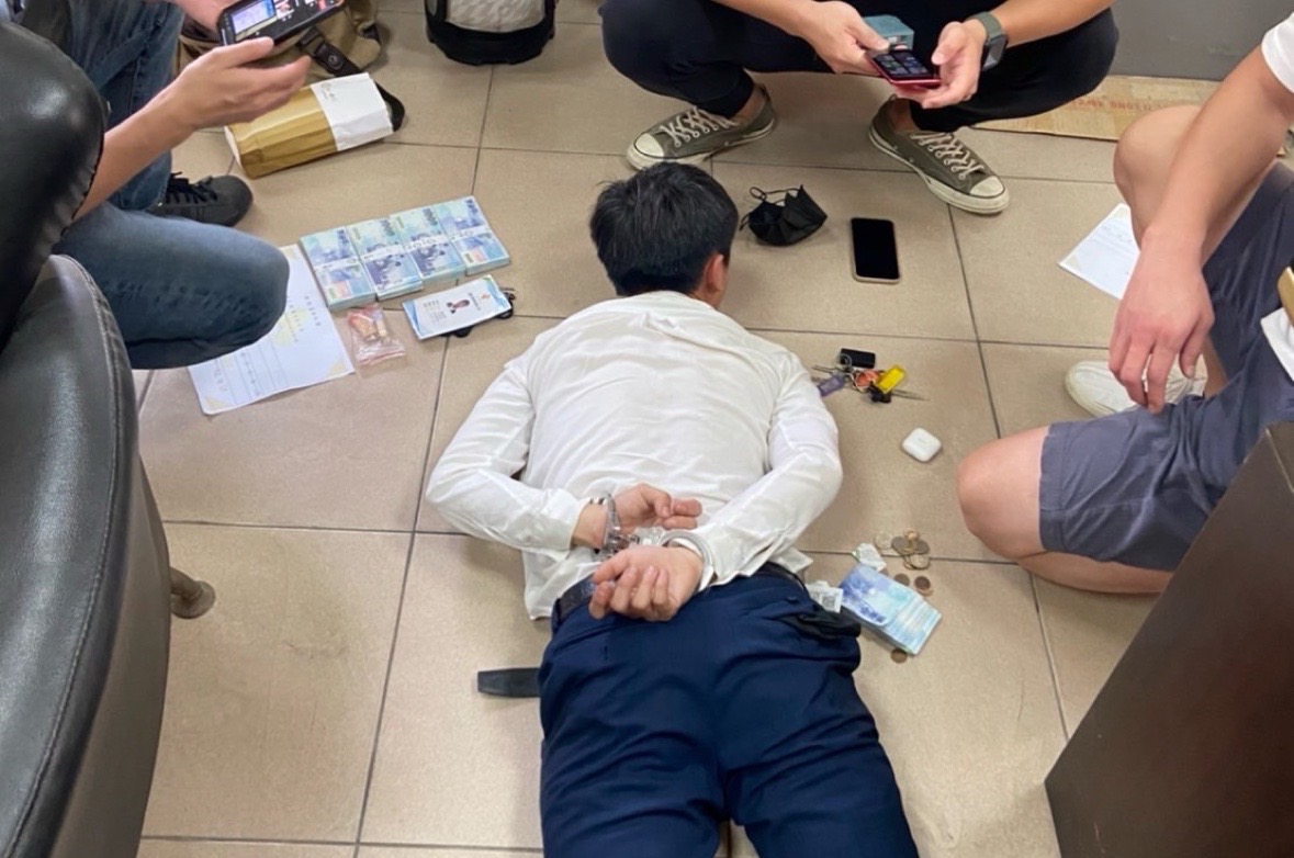 男誤信投資獲利遭騙千萬 岡警伺機抓捕2嫌 依法究辦！