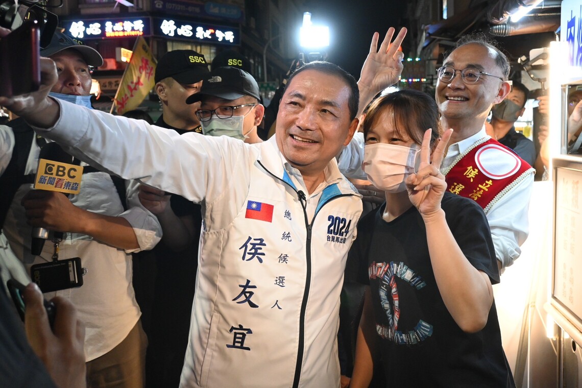 漾新聞|黃柏霖帶路迺夜市侯友宜人氣爆表