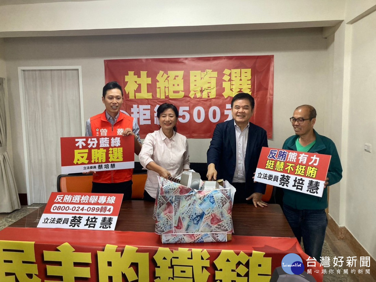 用「民主的鐵鎚」打破紙箱象徵打破賄選黑箱的選風。(圖/蔡培慧南投服務處提供)