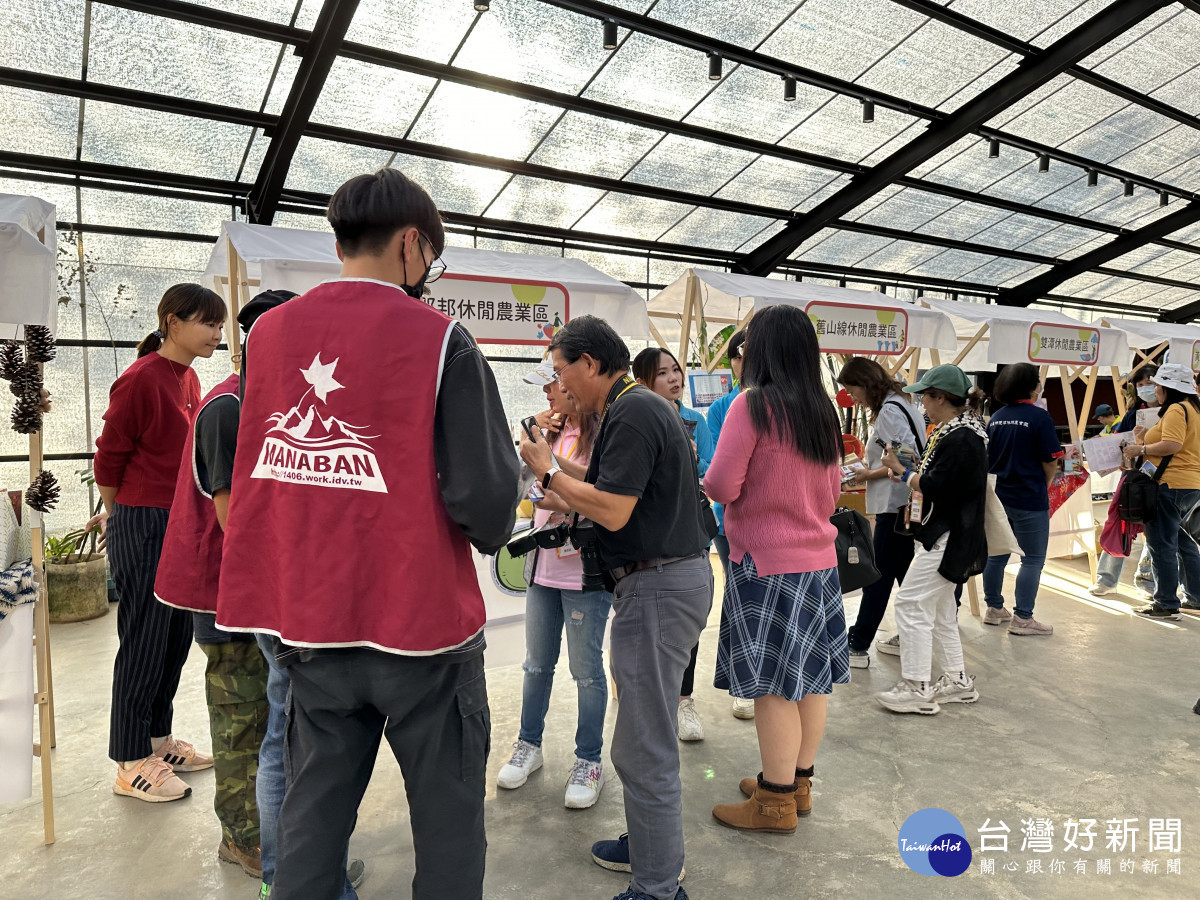 20多家旅行社業者在「玩味苗栗-香氛細琢食光」休閒農業推介會中,跟休區業者洽談遊程內容。(圖/記者王丰禾攝)