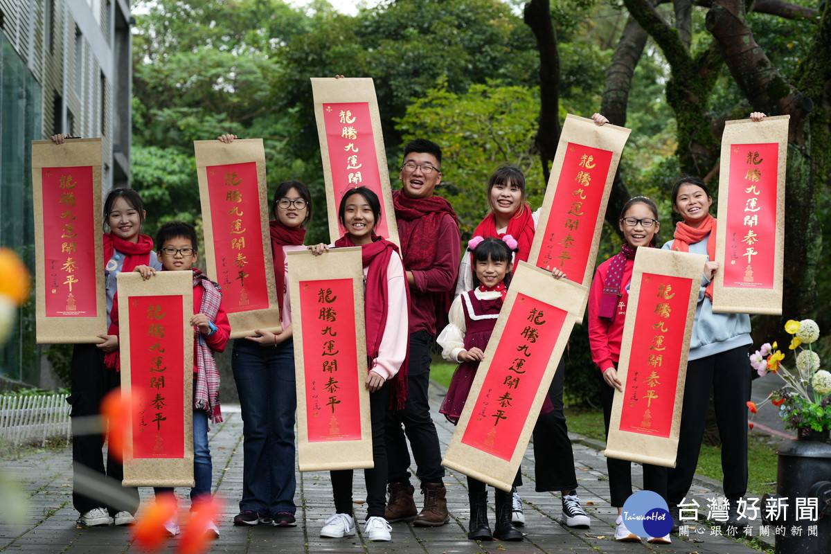 山歡迎大家至各地講堂索取2024年春聯。(圖/靈鷲山佛教教團提供)