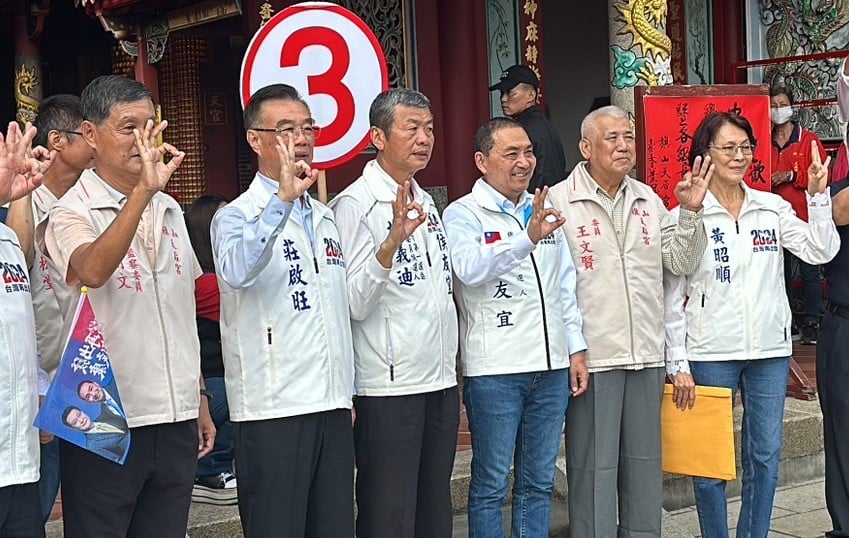 前親信指控賴清德是雙標政治人物 ，侯友宜（右三）要賴出來說清楚。讀者提供