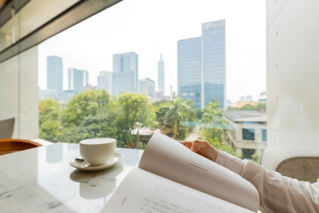 誠品生活松菸24小時書店，大面窗景可飽覽天空晨昏雲影。.JPG