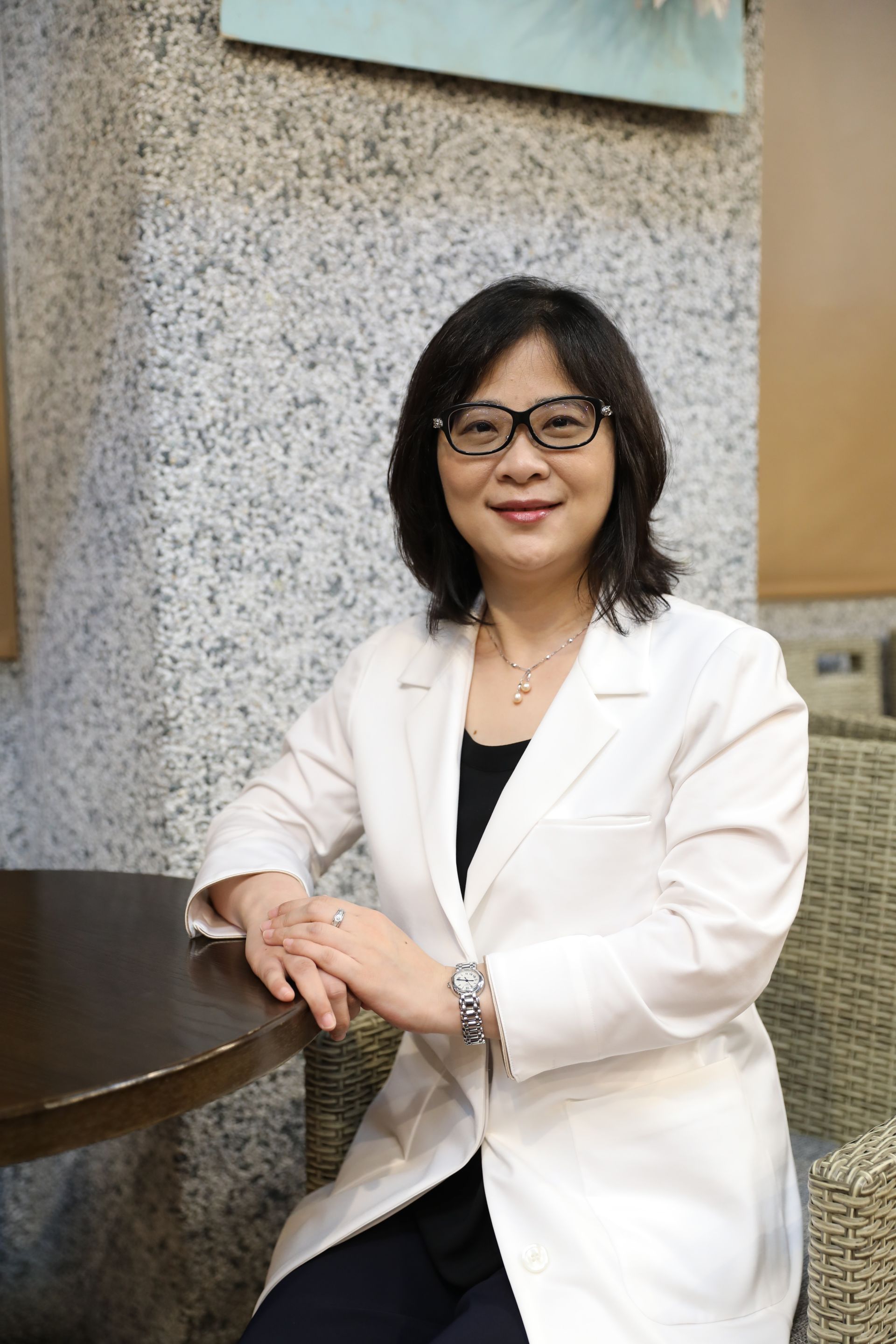 蘇桂英主任強調,紅斑性狼瘡不會傳染、無法治癒,但有藥物可以加以控制,病友別輕易放棄積極治療,定期追蹤、服藥,與醫師一起並肩作戰,控制病情,在職場或生活上有不錯的品質。