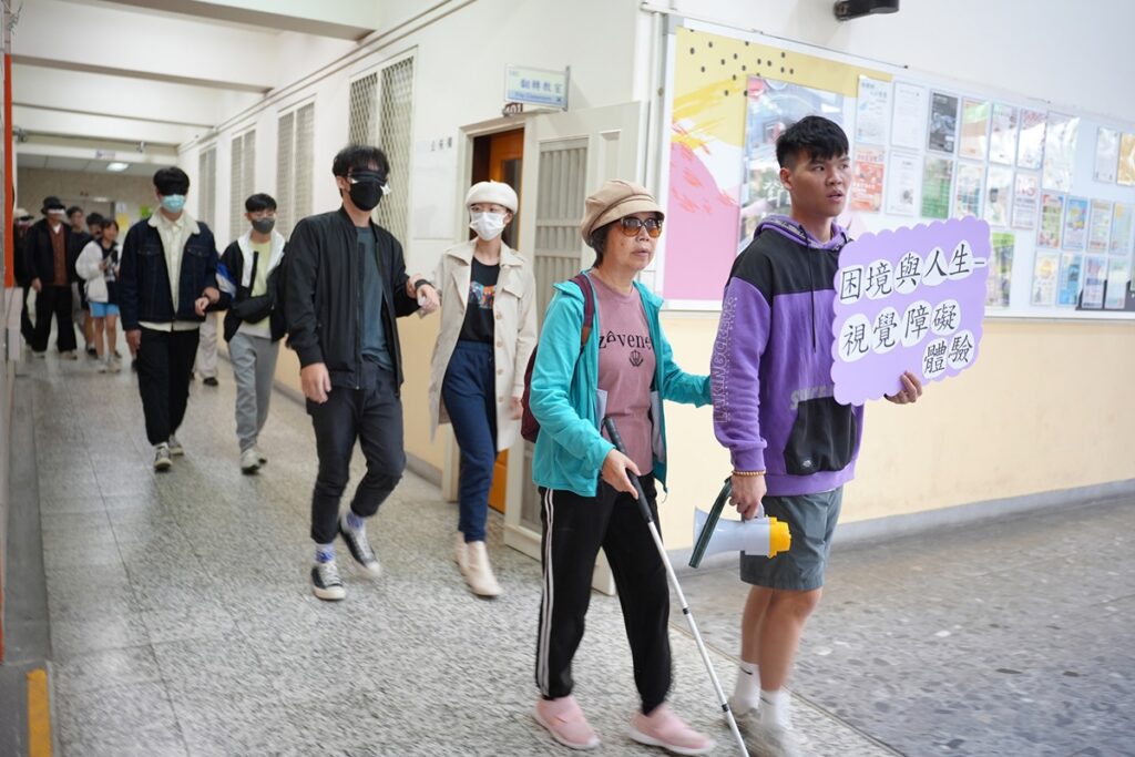 全臺首位後天失明全盲女博士賴淑蘭帶領學生感受視障(圖/中興大學提供)