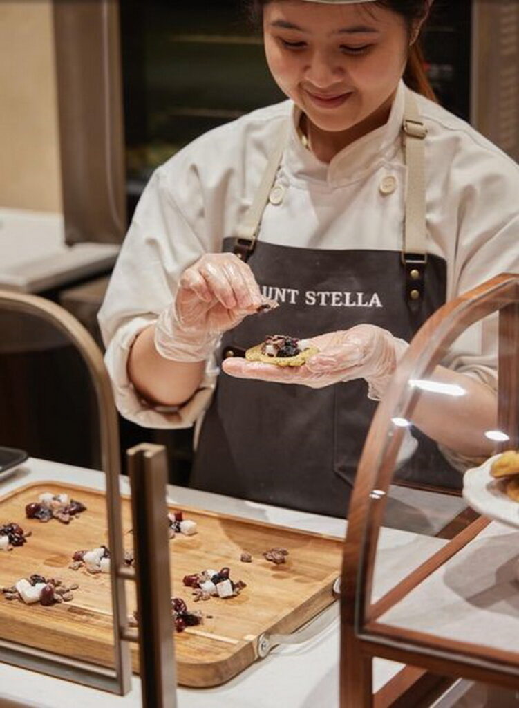 Aunt Stella 詩特莉師傅於安和形象店細心的手作每一片軟餅乾。