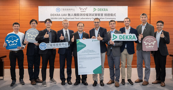 DEKRA德凱集團執行副總裁、數位及產品解決方案總裁Fernando E. Hardasmal(中間右一)頒發DEKRA德凱無人機驗測授權測試實驗室證書予財團法人電信技術中心執行長林輝堂(中間左一);DEKRA德凱計畫技術專家國際團隊(右起1~5)、財團法人電信技術中心計畫團隊(左起1~5) DEKRA德凱集團執行副總裁、數位及產品解決方案總裁Fernando E. Hardasmal(中間右一)頒發DEKRA德凱無人機驗測授權測試實驗室證書予財團法人電信技術中心執行長林輝堂(中間左一);DEKRA德凱計畫技術專家國際團隊(右起1~5)、財團法人電信技術中心計畫團隊(左起1~5)