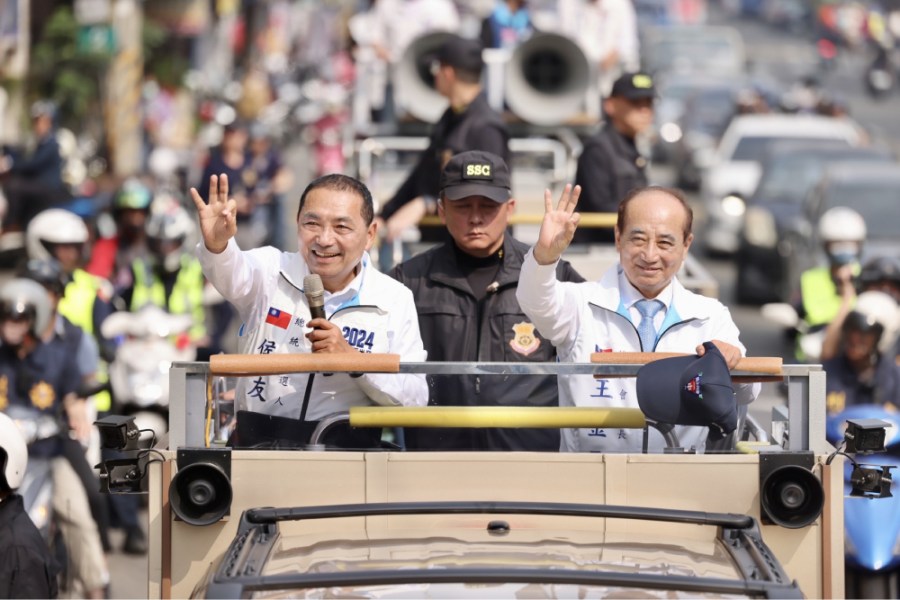 【高雄車掃2-2】不可能綠到出汁! 侯友宜合體王金平搶選票 220 侯友宜14日和王金平一起車掃