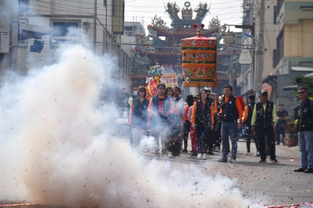 顯應宮千年媽祖金身繞境抵鞭浩天宮迎駕鞭炮震天。(記者林金聖翻攝)
