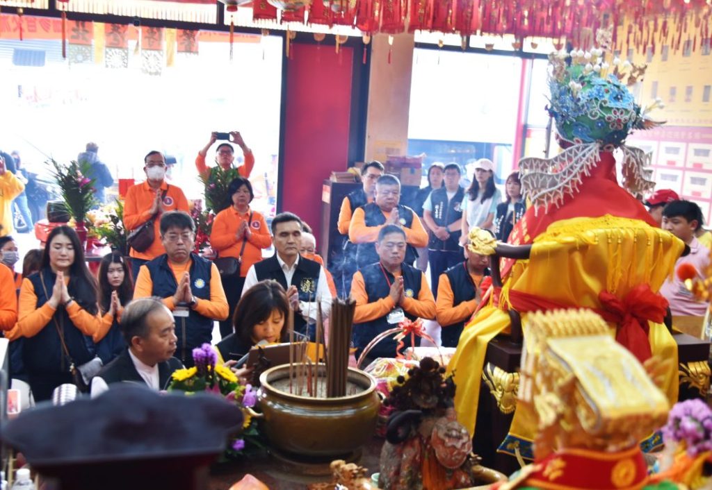 媽祖金身安座停駕浩天宮後舉行平安團拜。(記者林金聖翻攝)