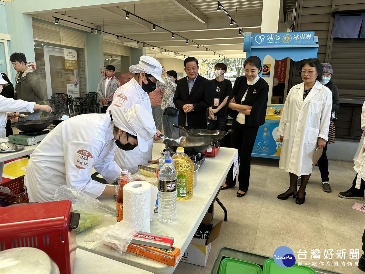 許縣長到選手區巡視加油。(記者扶小萍攝)