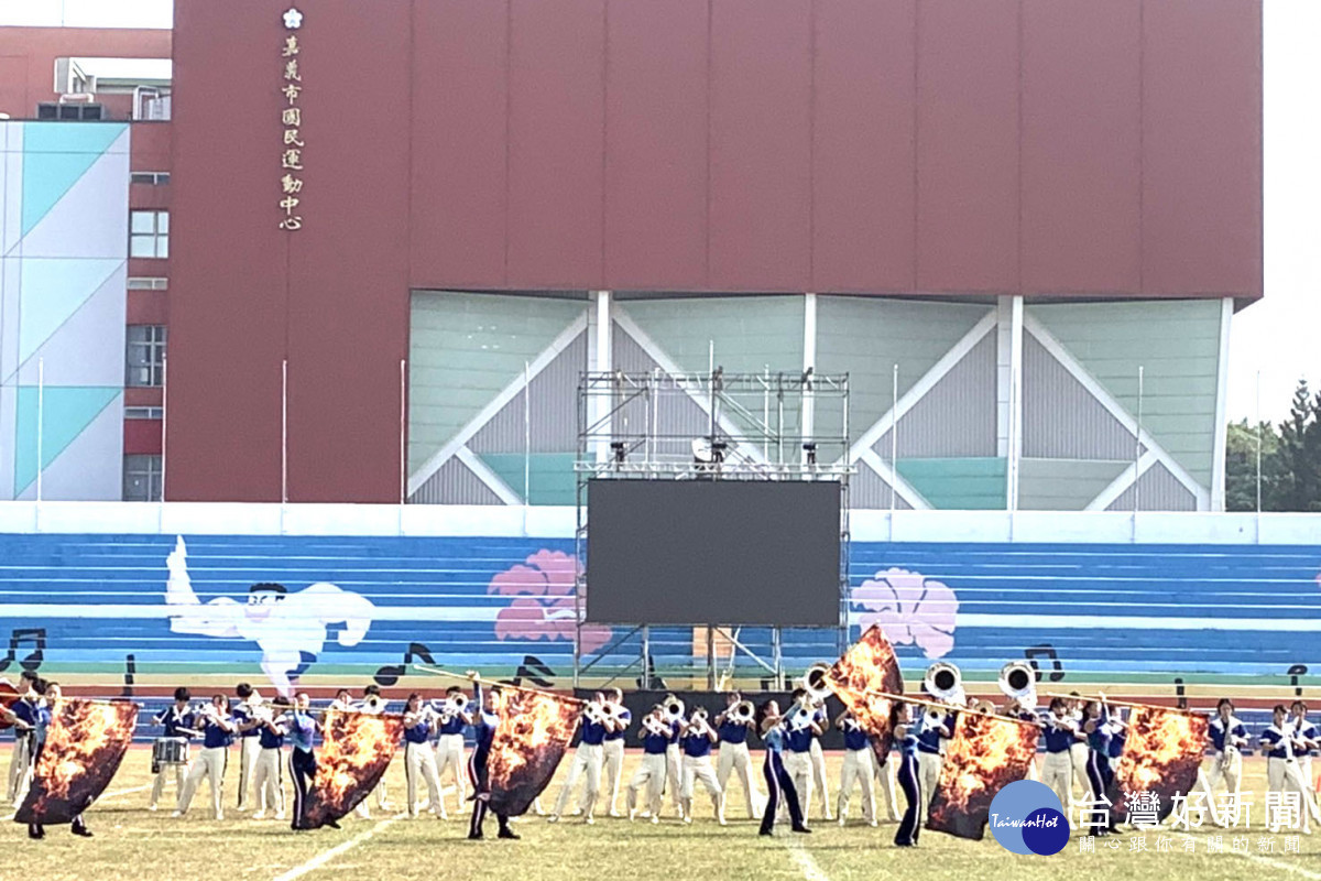「Blue-Hawks 魔幻青鷹」首度到訪嘉義市，與嘉義市「南興國中管樂旗藝術才能班」，在嘉義市立體育場進際交流／嘉義市府提供