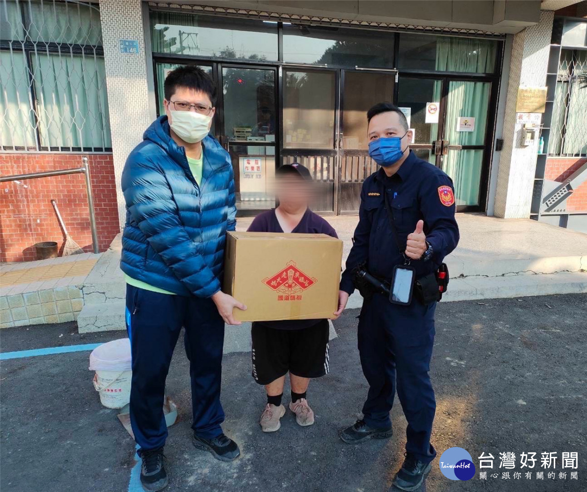 西螺警分局和心派出所轉贈廣福宮善心物資给轄內有位患身心障礙的歐姓女子／林詩涵翻攝