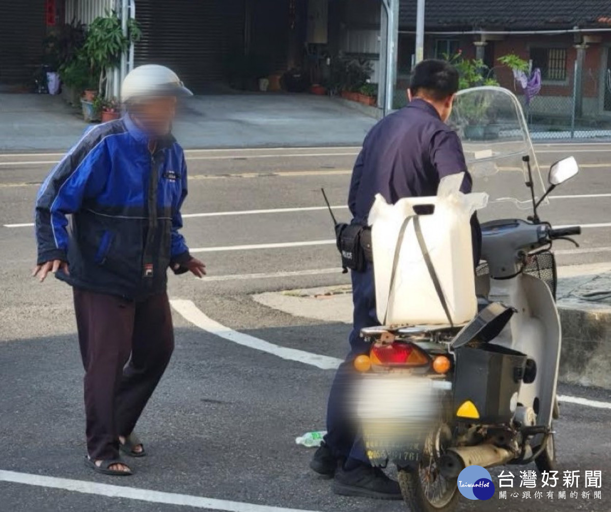西螺82歲老翁騎車外出，因身體不適摔車，返所執勤員警見狀立即上前攙扶／林詩涵翻攝