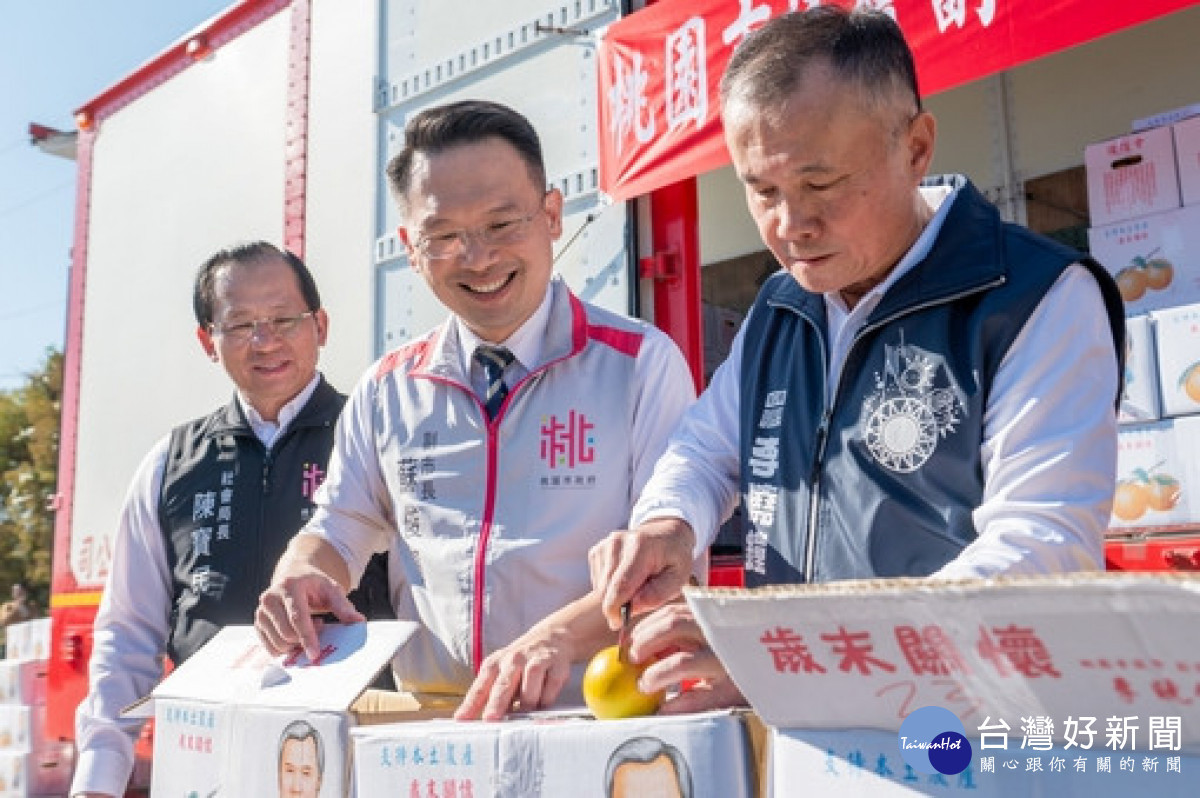 蘇副市長協助分送柳丁。