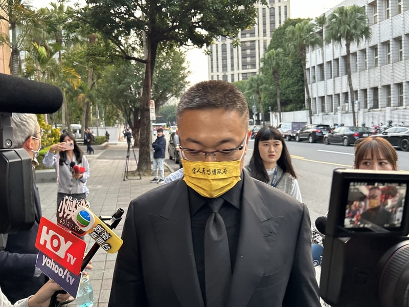 法官14日裁定,朱學恒2024年2月6日起限制出境、出海8月。圖為朱學恒本月8日親自到北院出庭/中央社