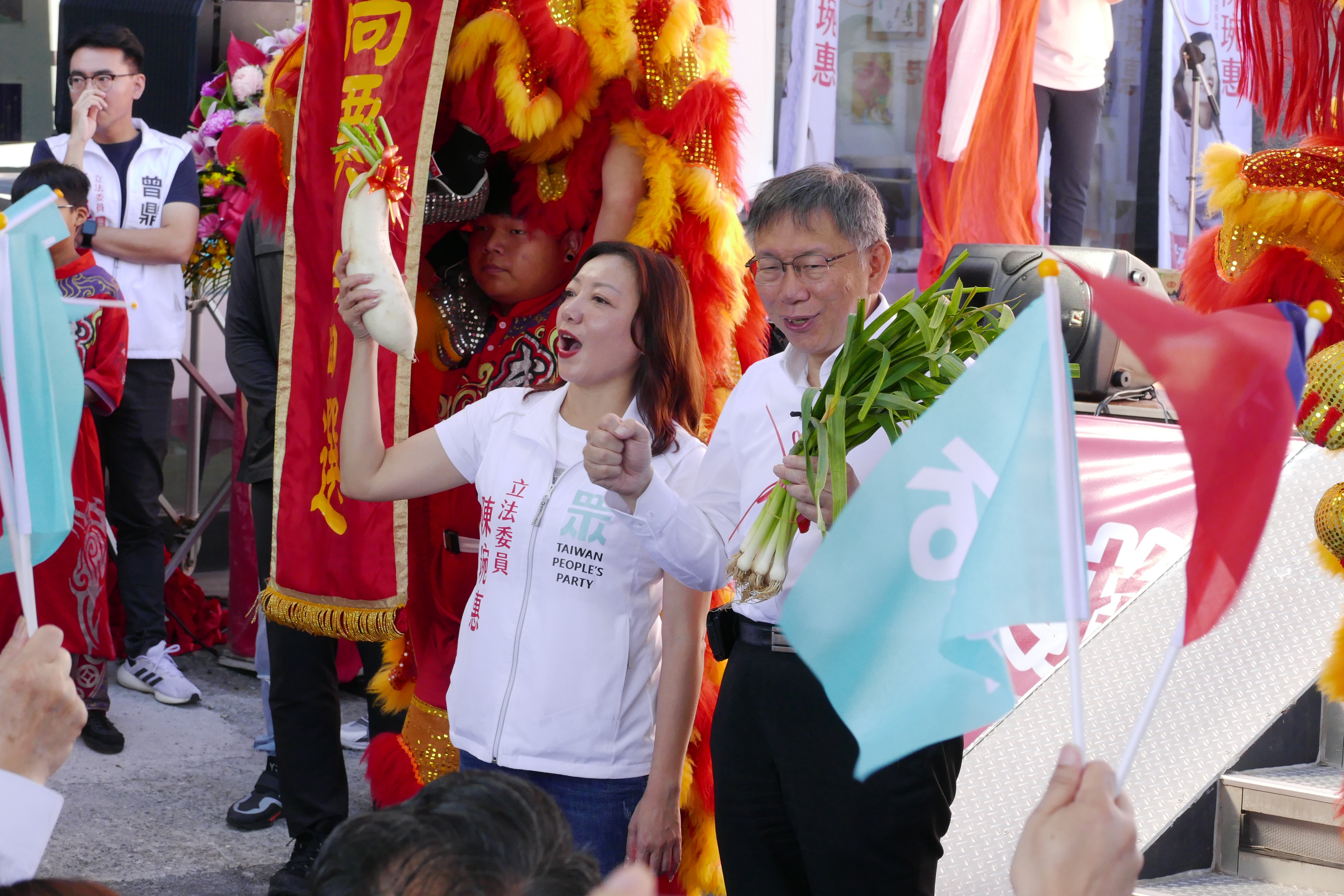 民眾黨總統候選人柯文哲(右)砲轟民進黨政府在國內大喊「抗中保台」,但到國外卻成了龜孫子,抨擊「抗中保台」是騙局,同時也質疑國民黨夏立言赴中「怪怪的」,國民黨買辦文化失去人民信任。林泊志攝