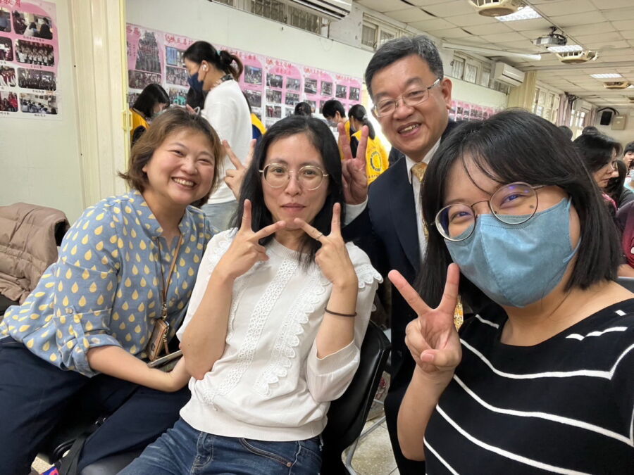 圖／有金牌校長美譽的福營國中校長楊尚青指出，新北市學校的社工師林品嫺及盧筱芸，也捐贈自己養護多年的頭髮。（圖／福營國中提供）