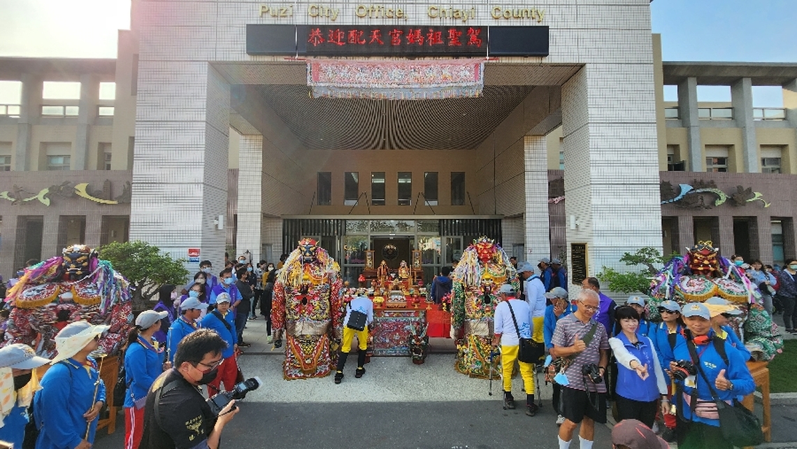 朴子配天宮海表聖會巡安遶境活動己近尾聲 蒞臨朴子市公所同仁恭迎天上聖母聖駕