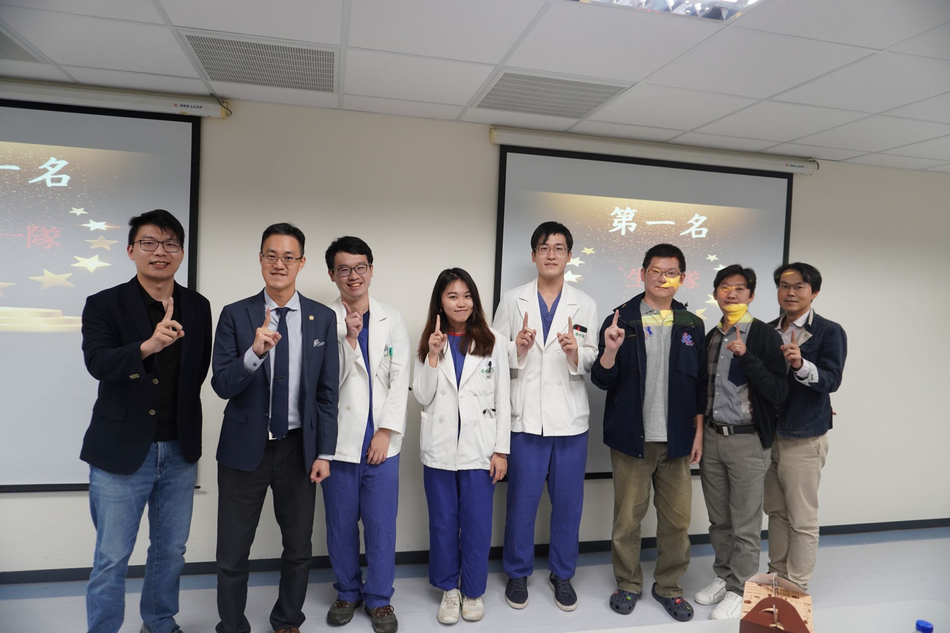左三起為陳穎寬同學、高陽幸真同學、謝昕翰同學、陳玉龍指導老師