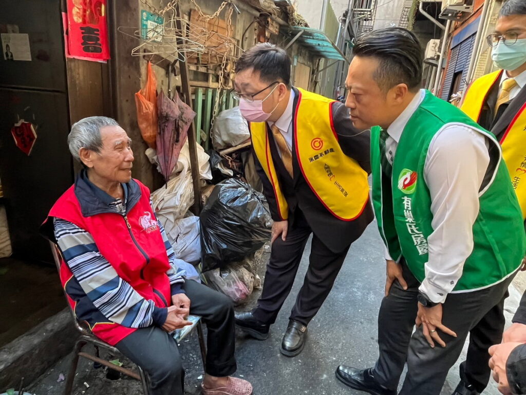 永慶加盟四品牌北區經管會夥伴關心永福阿伯身體。