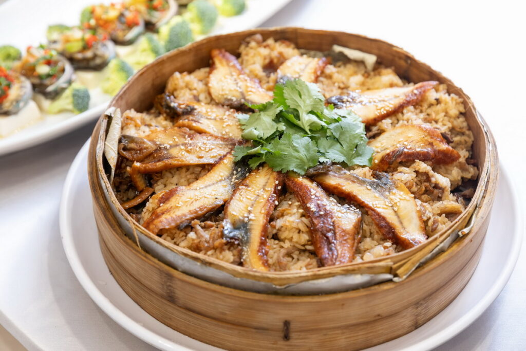 古早味油飯不加1滴水，完全由麻油和米酒攪拌而成