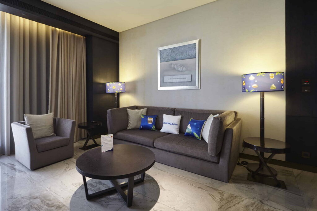 「十」周年主題房汲取台灣旅人注重的消暑之旅與美食探索等兩大趨勢後,再將台味元素與Booking.com視覺相融合。