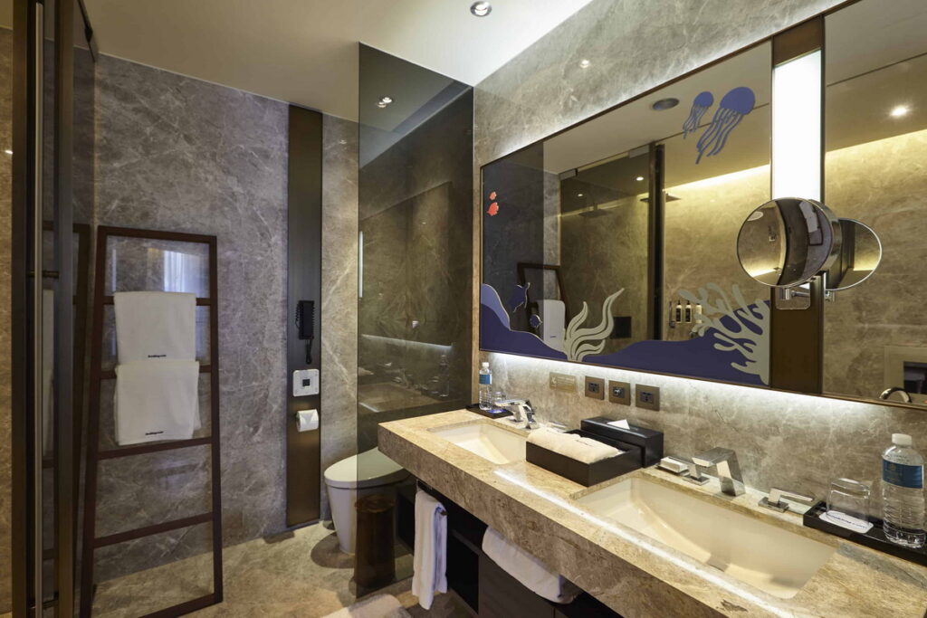 Booking.com 將小琉球特有的珊瑚和綠蠵龜等元素躍入客房中的裝飾,為旅人打造出仿若徜徉海洋的難忘夜晚。