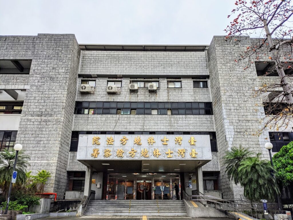 綽號「蔡董」的士林地院前審判長蔡明宏,近期爆出利用接送之便,趁機對女法官上下其手