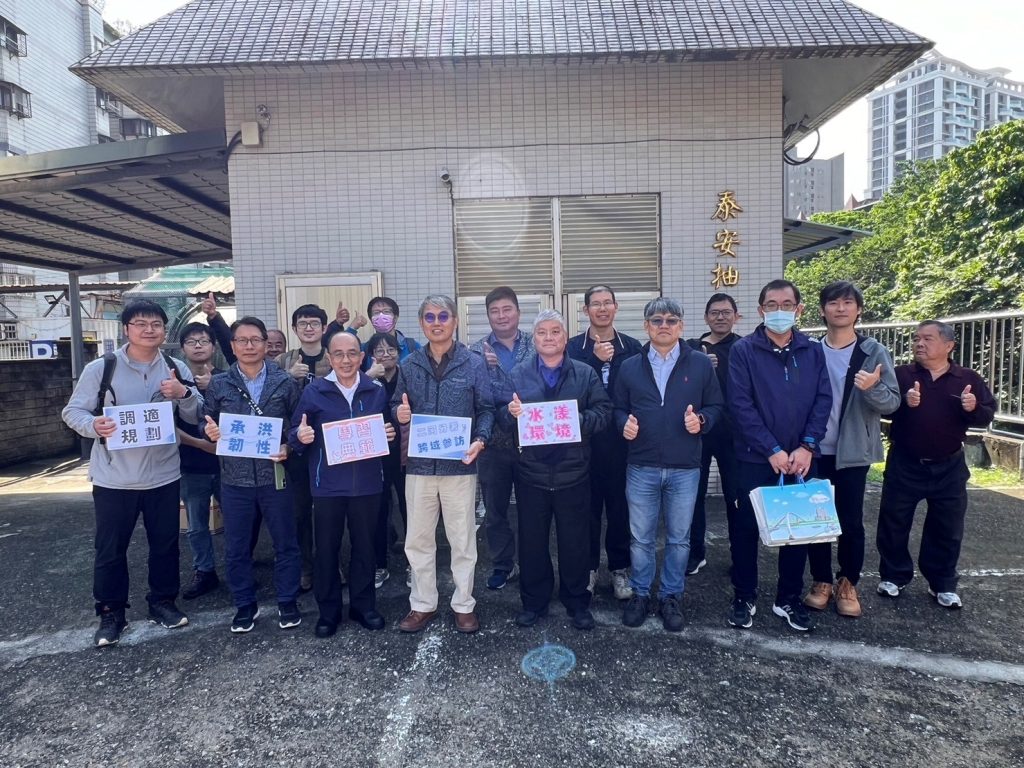 第二河川分署對於學習到新北市排水路獨門治理策略，受益良多參訪後合影（左3）水利局長宋德仁、（左4）二河分署長楊人傑（圖/新北市政府提供）