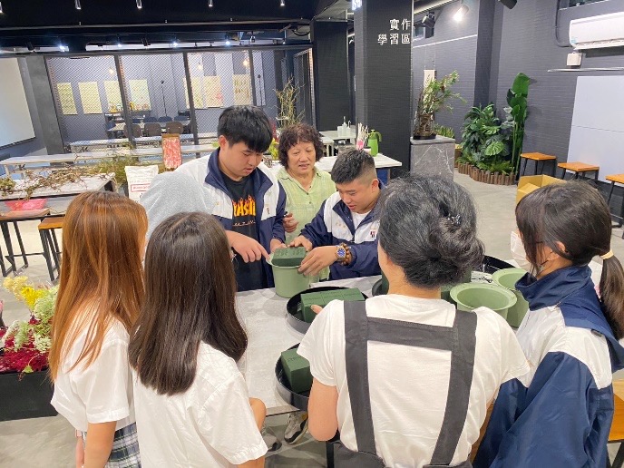 淡水商工園藝科持續推展花藝教學。(記者薛秀蓮翻攝)