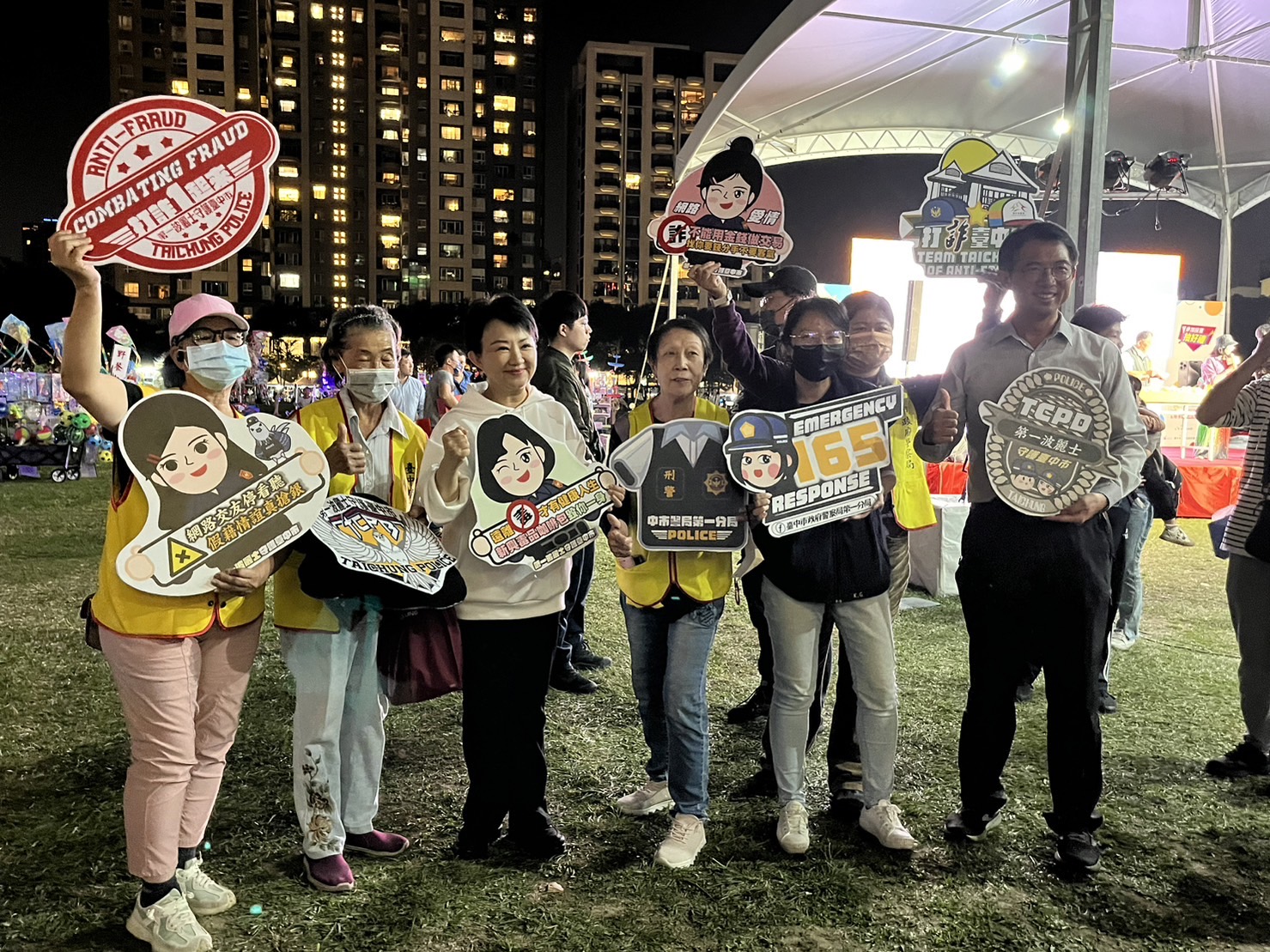 第一波麗士在會場保安的同時，推出限量反詐伴手小禮–「第一波麗士英雄胸章」，共有兩款設計，受到熱情市民踴躍排隊索取。（圖/記者江雁武翻攝）