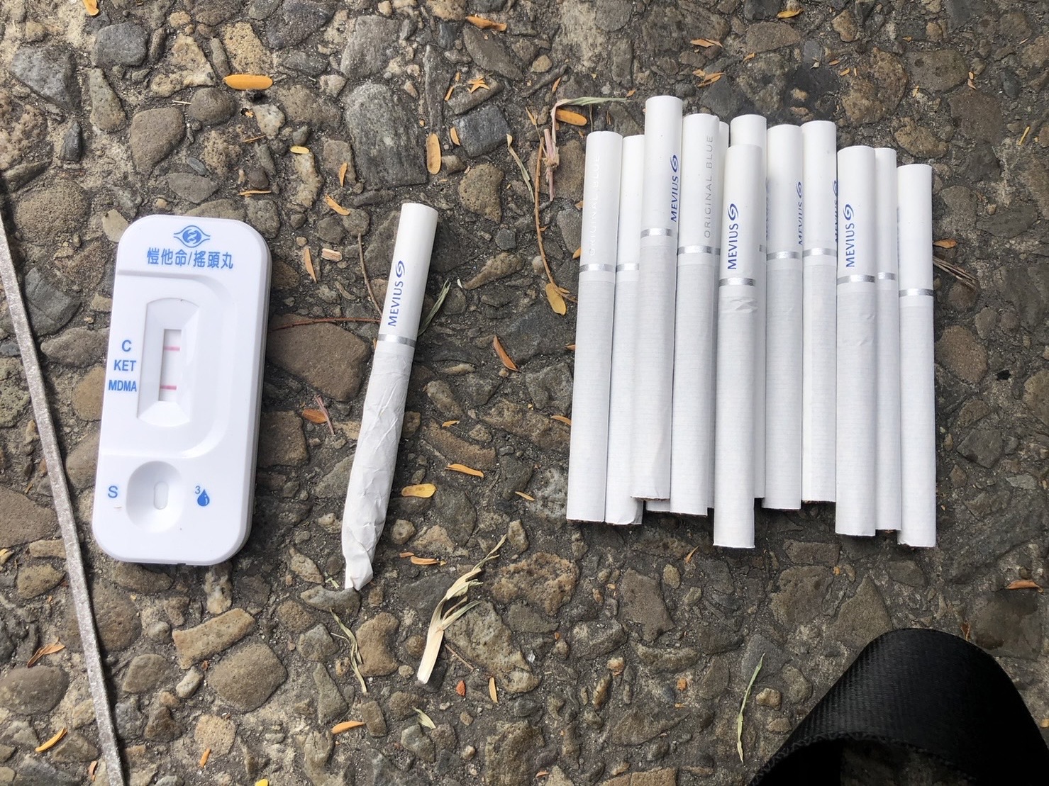 現場查獲第二級毒品安非他命1包、k他命1包及毒品吸食器1組等證物照片。(記者薛秀蓮翻攝)