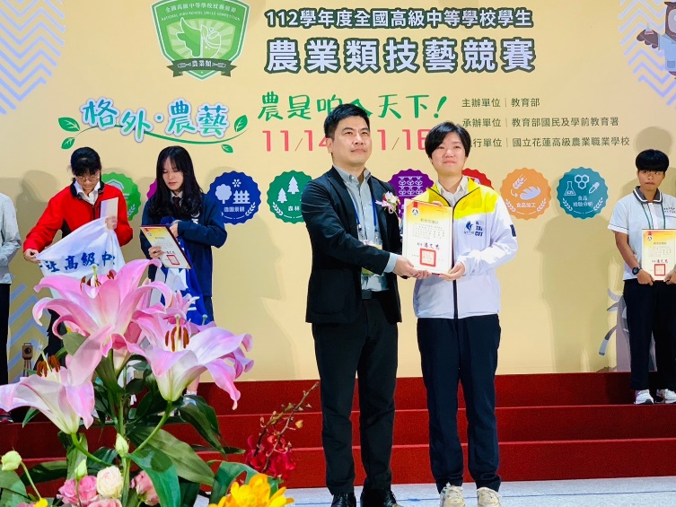 112學年度農業類科技藝競賽得獎留影。(圖/淡水商工提供)