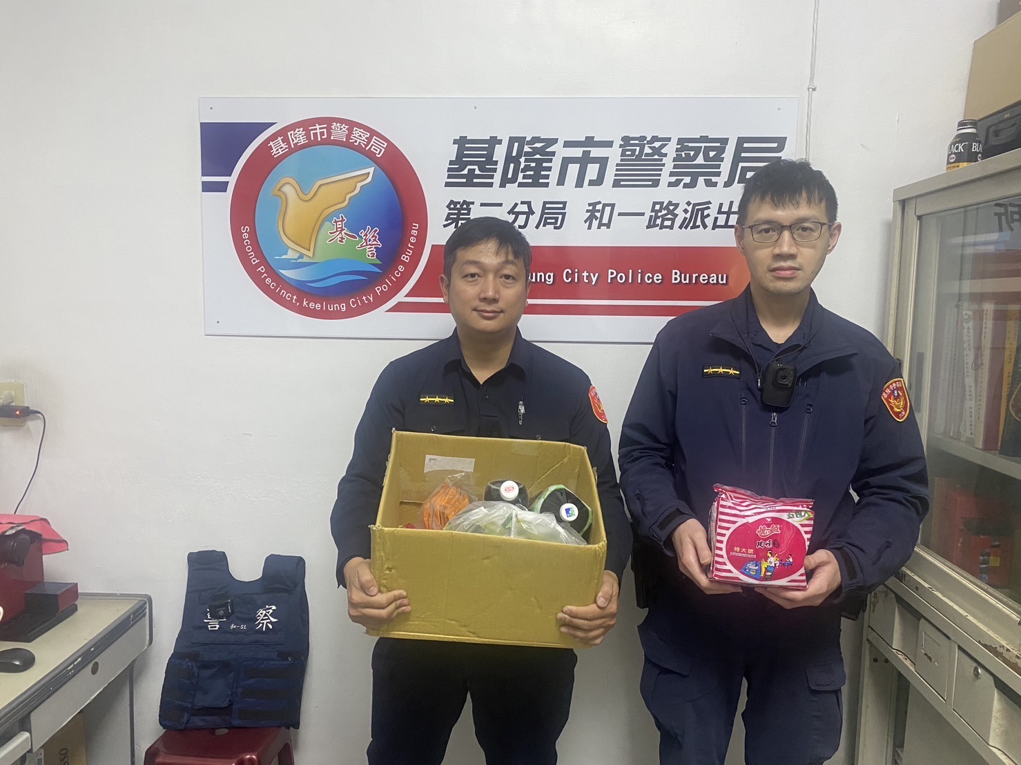 基隆市警察局和一路派出所警員許文明、林星辰(左至右)。(記者薛秀蓮翻攝)