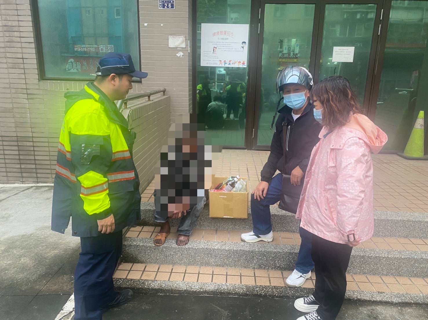 警方巡邏發現失智老翁並通報里長及社工到場協助安置。(記者薛秀蓮翻攝)