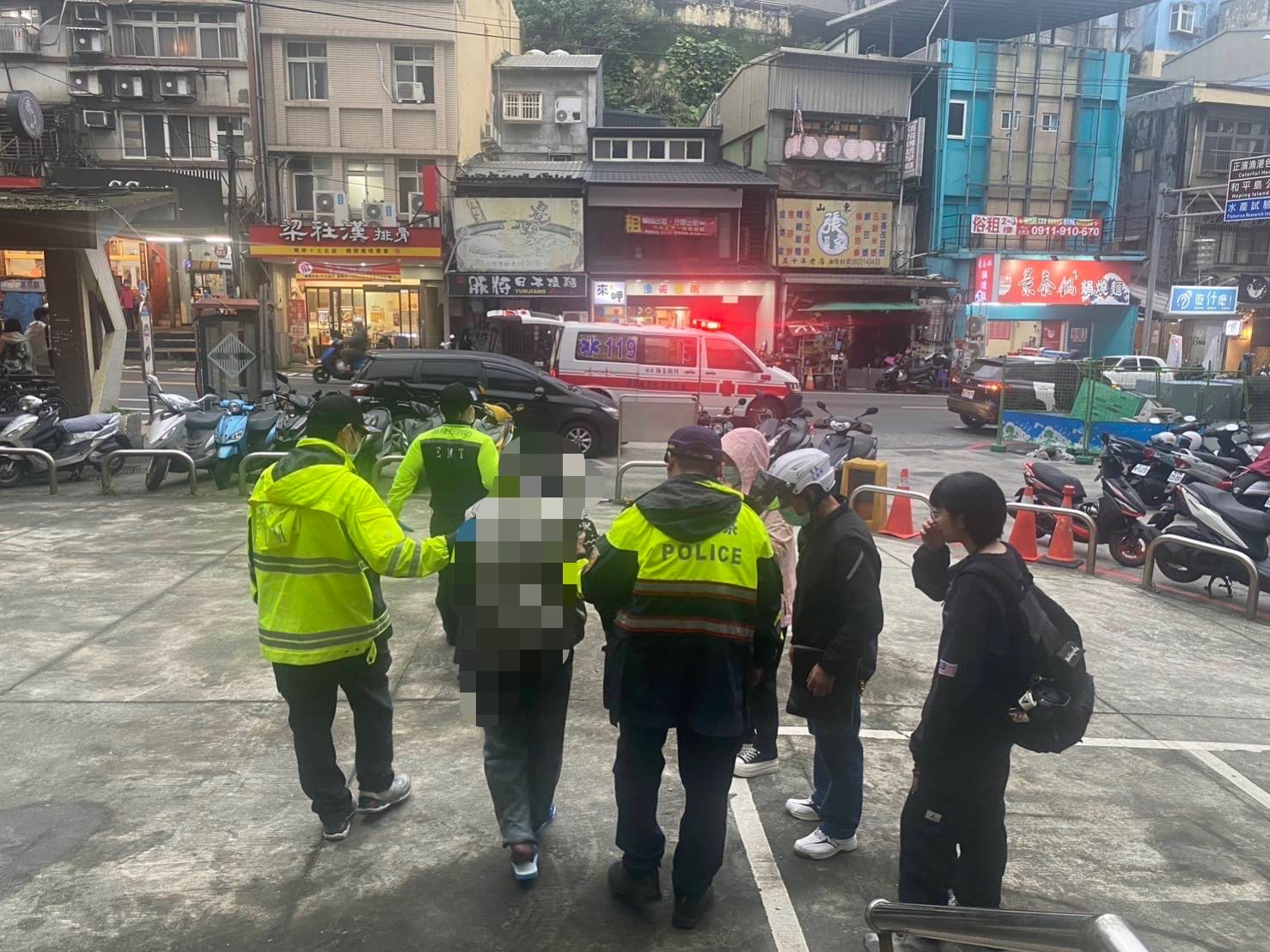 警方提供物資予物資供老翁度過寒冬。(記者薛秀蓮翻攝)