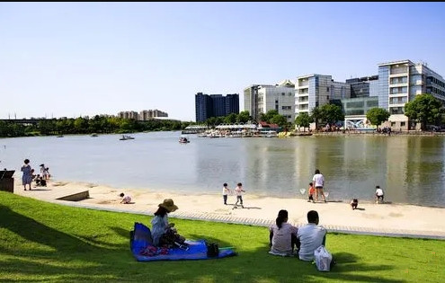 《圖說》美蘭人工湖夏日吸引人潮遊湖,載自百度網。