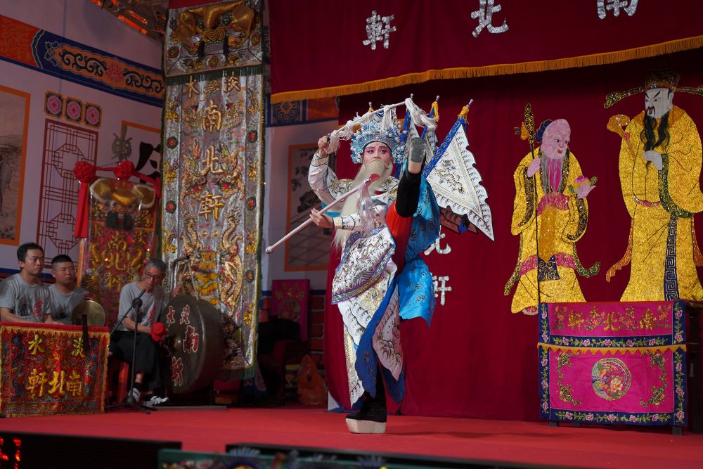 《圖說》淡水南北軒是少數有能量可以登臺演出北管戲的業餘子弟軒社,長年由人間國寶邱火榮藝師擔任後場指導,今年則由王慶芳藝師指導前場。照片為2021年演出《天水關》畫面。〈文化局提供〉