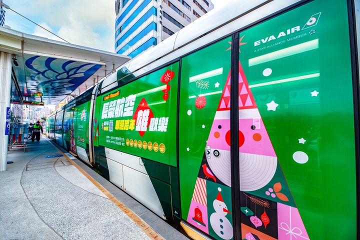 充滿聖誕氛圍的「長榮航空-耶誕跨年雄歡樂」彩繪輕軌列車正式開跑。 圖:長榮航空/提供