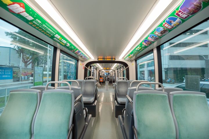 五星級長榮航空高雄直飛六大航點 搭耶誕彩繪輕軌列車抽機票