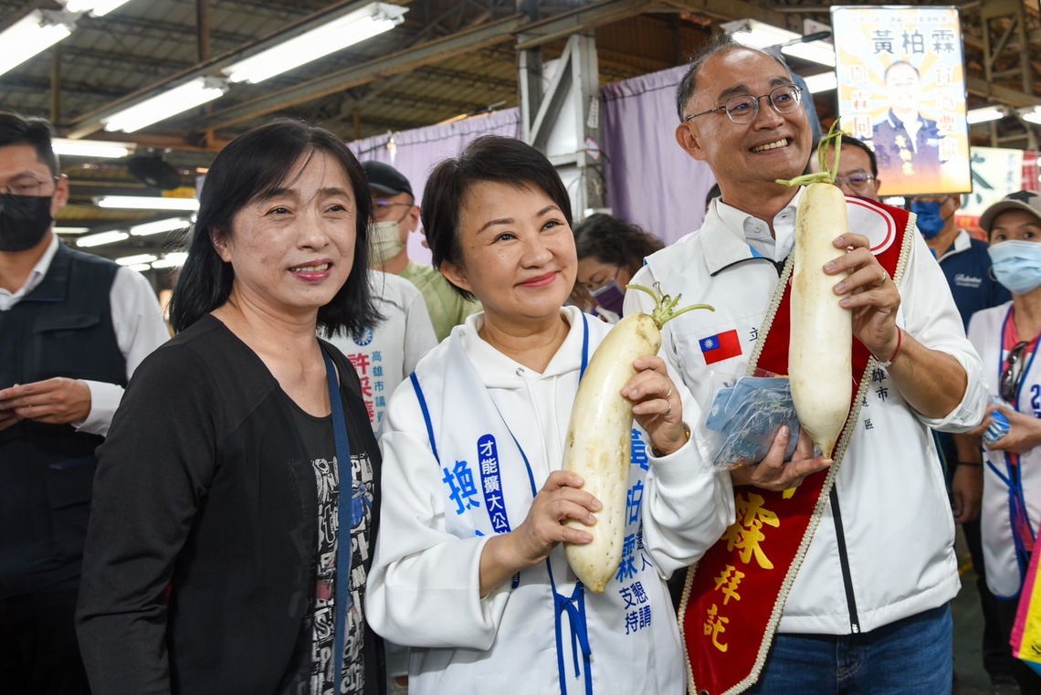 漾新聞|盧秀燕超人氣陪黃柏霖市場掃街拜託用選票翻轉三民