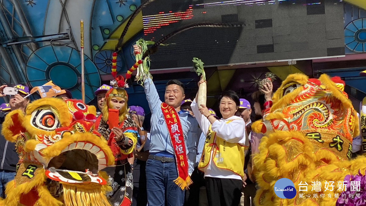 台中市長盧秀燕助選顏寬恒，致贈青蒜、菜頭等吉祥物。