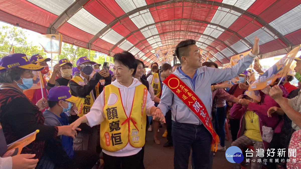 台中市長盧秀燕攜手顏寬恒大進場,支持者夾道歡迎。