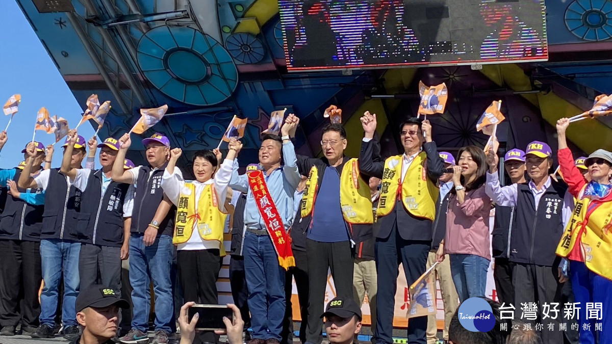 台中市長盧秀燕、國民黨副總統候選人趙少康、不分區立委候選人謝龍介助選顏寬恒。