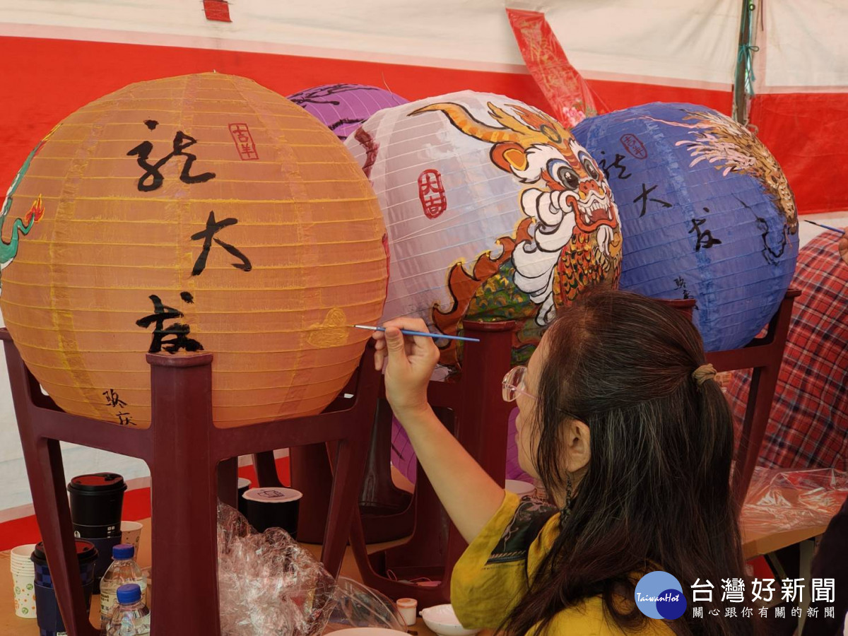 彰化300位藝術家齊聚一堂，彩繪燈籠，場面壯觀。圖／記者鄧富珍攝
