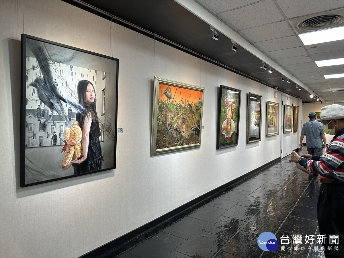 文化局各館場展出玉山美術獎各類作品。(記者扶小萍攝)